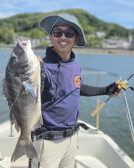 【レポート更新しました】
⁡
静岡県のジップベイツユーザー
P.N やっさん様よりレポートを頂きました! 
⁡
メッキカラーの強さが光る日！

『アイロニーTYPE-MクロームシークレットDay』⁡
レポートはプロフ記載のURLから↓
@zipbaits_com
⁡
⁡
#fishing
#zipbaits
#釣果
#浜名湖
#トップチヌ