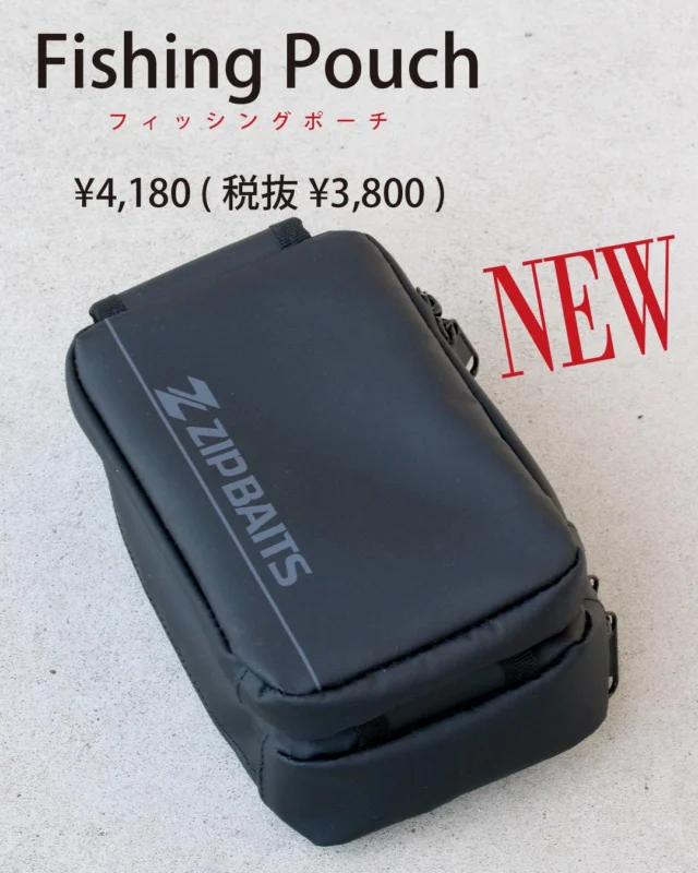 【新商品情報】

ジップベイツフィッシングポーチ
[ブラック]
¥4,180
(税抜き¥3,800)

リニューアルして登場!
■表面のポケットには
　スマホが入るように設定。
　内側は着信等がチェック
　できるようにクリア素材に。
　約163mm程度のスマホが入ります。
■素材はターポリンで丈夫＆撥水加工
■チャック部分は水が入り辛い
　防水仕様になっています。
■ポーチ裏面は縦でも横でも装着可能
　なように「面ファスナー」採用

9/1から出荷予定
ご注文はお近くの店舗様へ!