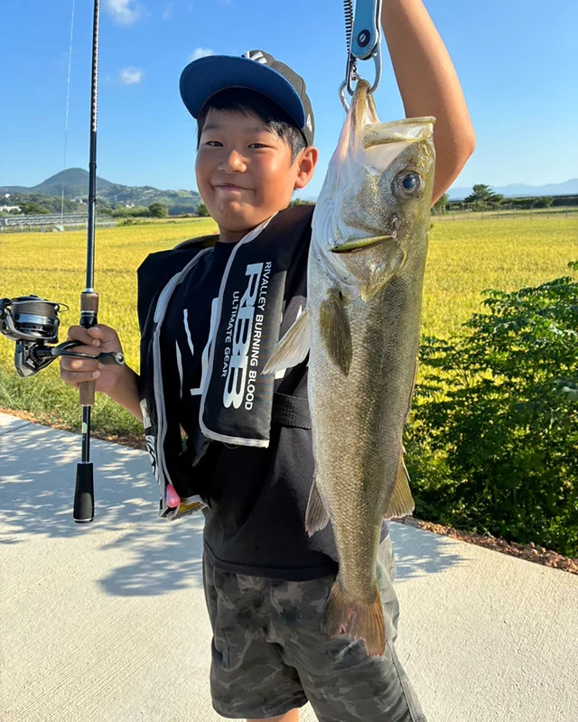 【レポート更新しました】
⁡
福岡県のジップベイツユーザー
大内 晴心 様よりレポートを頂きました! 
⁡
お父さんに褒められた良型シーバス！

『学校の日記にも』⁡
レポートはプロフ記載のURLから↓
@zipbaits_com
⁡
⁡
#fishing
#zipbaits
#釣果
#長崎県
#シーバス
